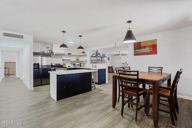 Building Photo - 9128 Diana Dr