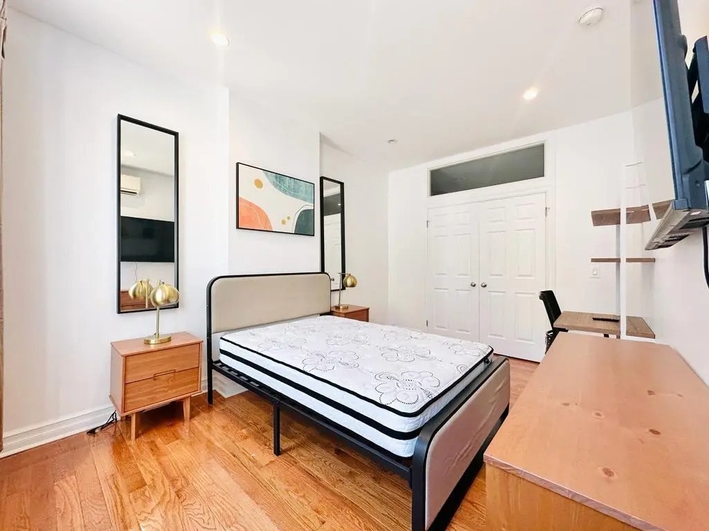 Building Photo - Furnished room/NOT APARTMENT