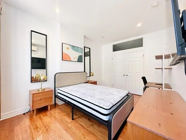 Building Photo - Furnished room/NOT APARTMENT