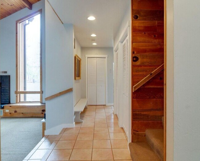 Building Photo - Fantastic 3-Bdr Home with Private Airport ...