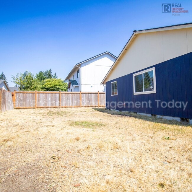 Building Photo - Great 3 bedroom home available NOW Close T...