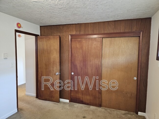 Building Photo - 616 NE Anderson St