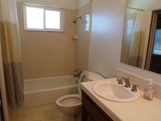 Building Photo - Charming 3 bedroom Home Near Beyer High School