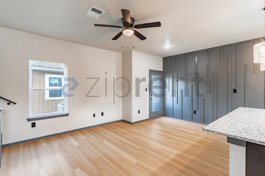 Building Photo - Unit A