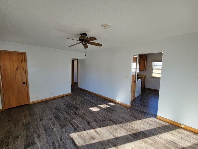 Building Photo - 3 Bedroom House with Large Garage