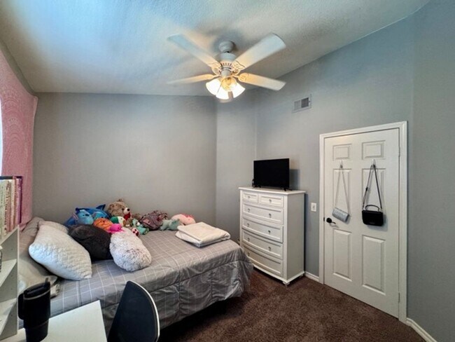 Building Photo - Beautiful 4 Bedroom Pool Home with Solar i...