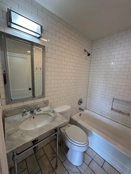 Building Photo - 772 Lakeland Dr