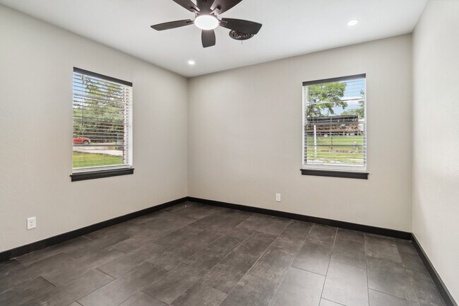 Building Photo - 634 Flatrock Dr