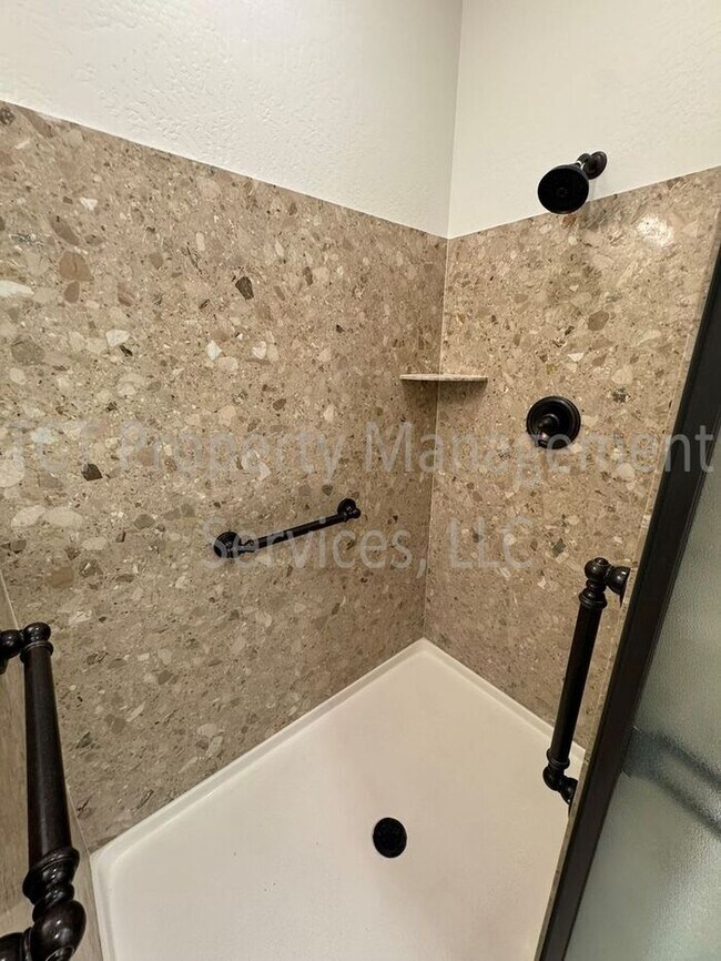 Building Photo - Beautifully Updated Bungalow in Power Ranch