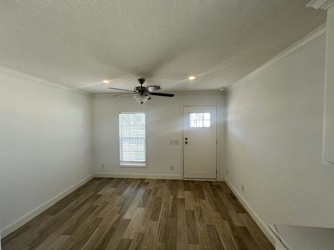 Building Photo - 5 Albert St