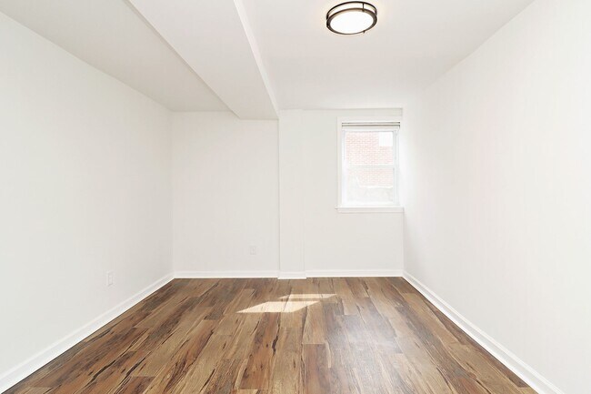 Building Photo - Recently Renovated Downtown Basement Apart...