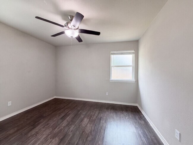 Building Photo - 330 E Coral Way