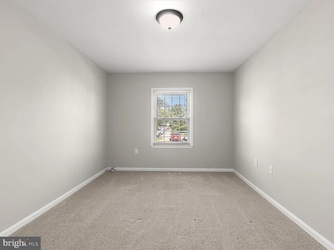 Building Photo - 9075 N Laurel Rd