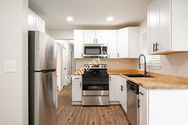 Building Photo - 7736 Holiday Hills Cir