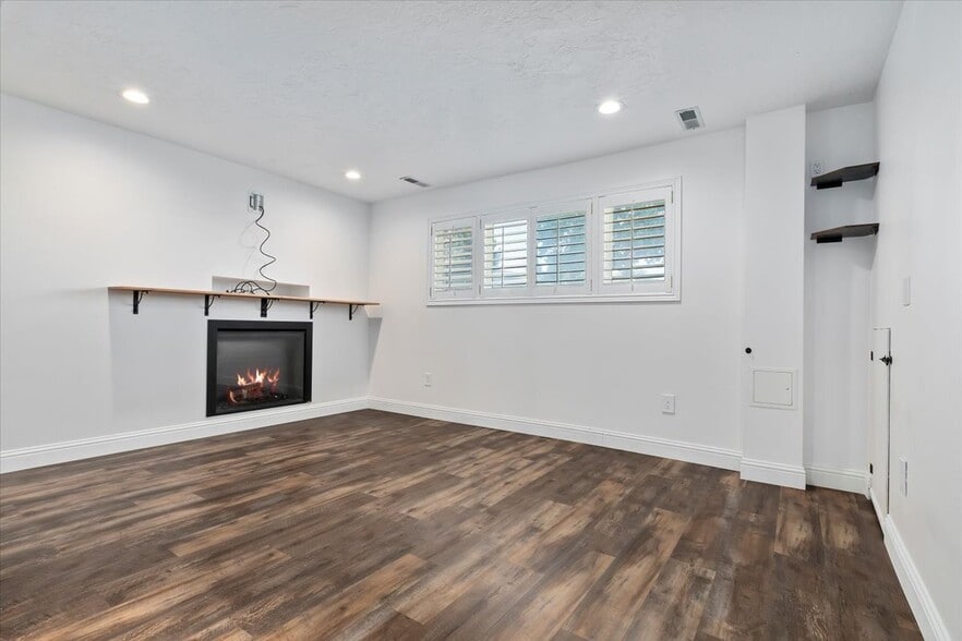 Family Room - 954 W River Point Cir