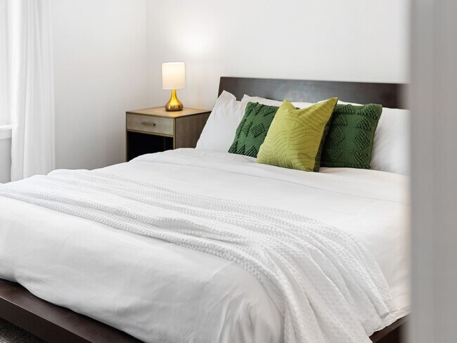 Building Photo - 4 bedroom Modern Home at Eagle Ridge Estates