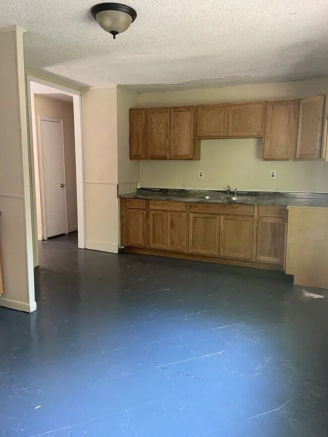 Building Photo - 3 Bedroom 1 Bathroom