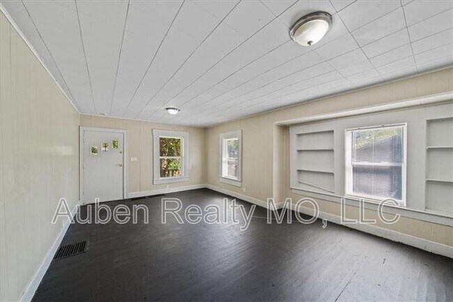 Building Photo - 2015 E 81 St