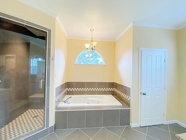 Building Photo - 4 Bedroom House Available Now in Riverbend...