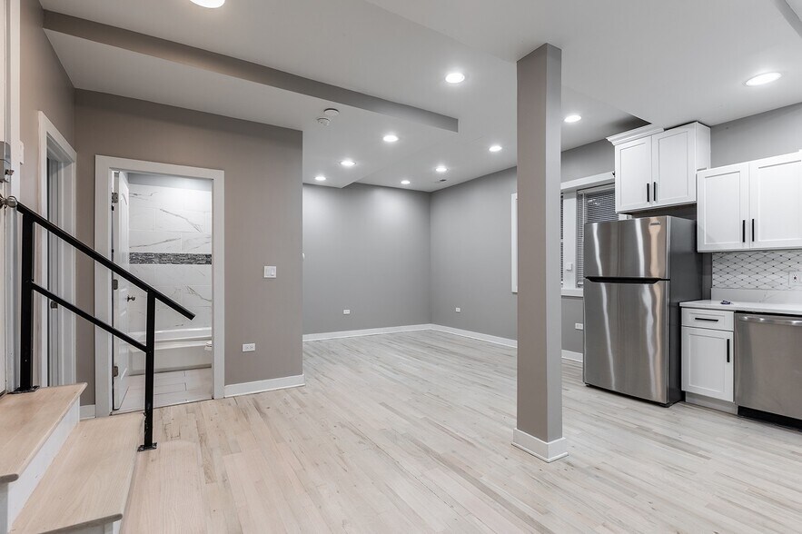 Building Photo - 1430 N Maplewood Ave