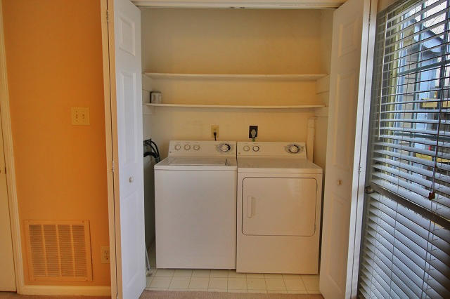 Building Photo - 2619 Camellia Dr