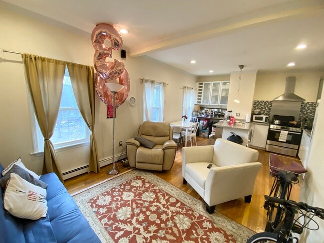 Building Photo - 170 Bolton St