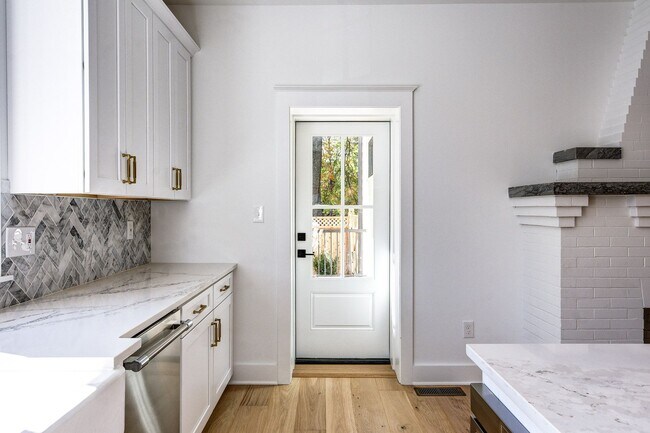 Building Photo - 20 E Redman Ave