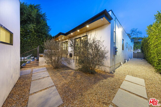 Building Photo - 123 S Kilkea Dr
