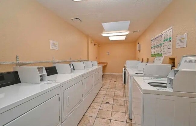 Building Photo - Sunny 2 Bed / 1 Bath Condo with Private Ba...