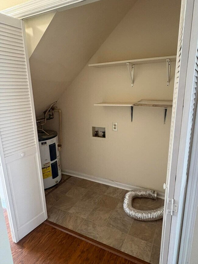 Building Photo - 1708 Highland Way