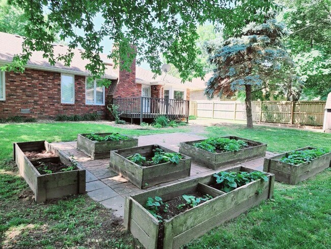 Building Photo - Primrose Market Place Area - Mission Hills Subdivision