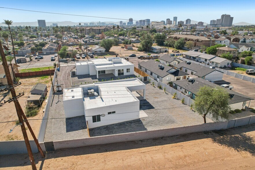 Building Photo - 910 E Roma Ave