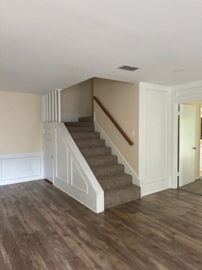 Building Photo - 621-621 Kings Mountain Dr