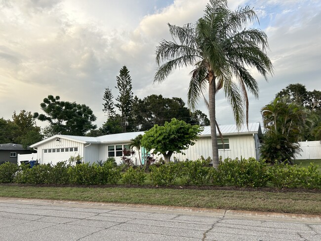 Building Photo - 3237 Key Ave