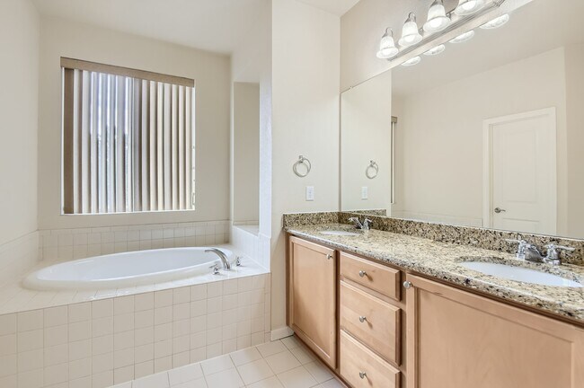 Building Photo - 9090 E Phillips Ln