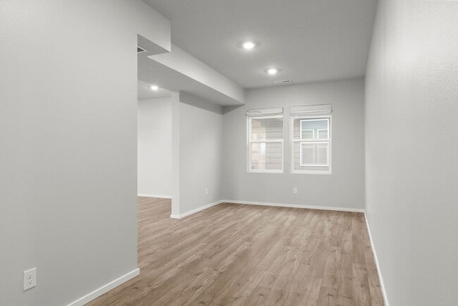 Building Photo - Newer Construction Home in Upriver Drive Neighborhood