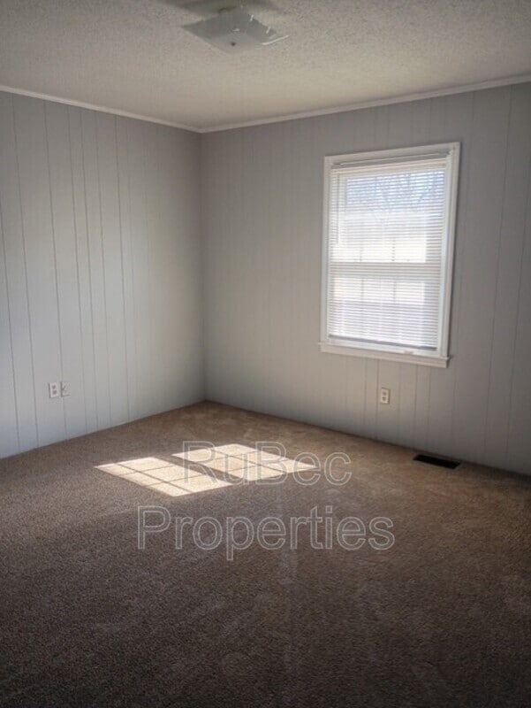 Building Photo - 115 E Maine Ave