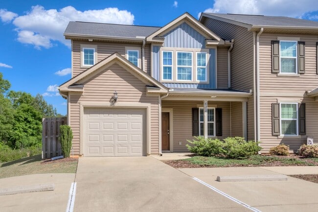 Building Photo - 3 Bedroom 2.5 Bath Townhouse