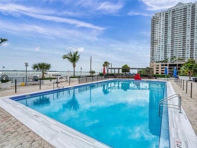 Building Photo - 999 Brickell Bay Dr