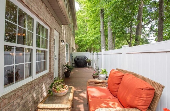 Building Photo - 3 Bedroom 2.5 Bath Townhouse style Condo in Great Neck