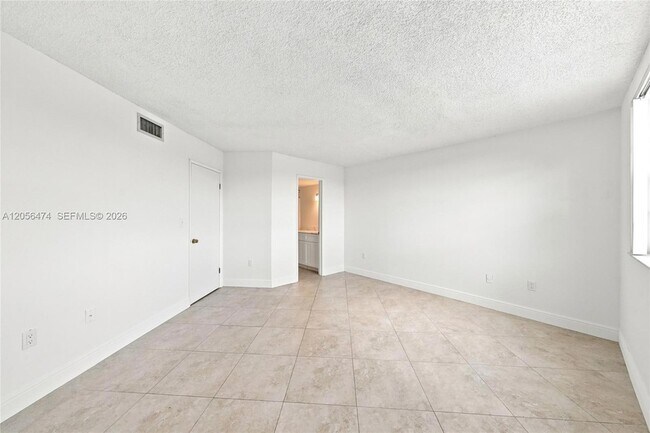 Building Photo - 9735 Fontainebleau Blvd