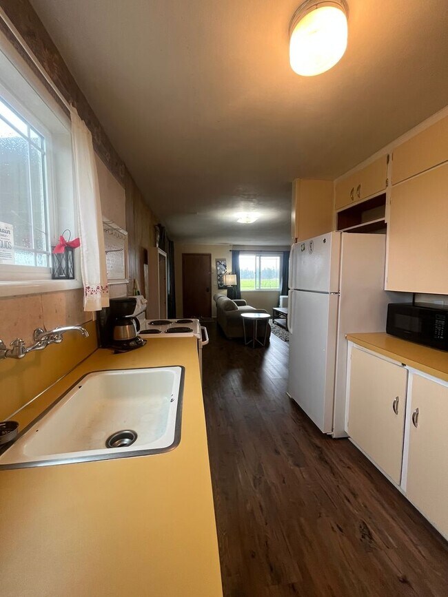 Building Photo - 1-Bedroom Duplex minutes from Eugene!