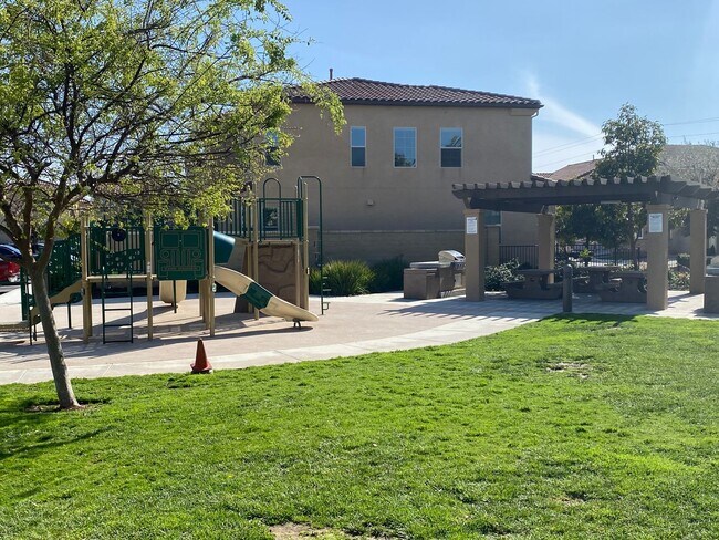 Building Photo - Large & Newer 4 Bedroom/3 Bath House in Sea Glass and Blue Strand Community