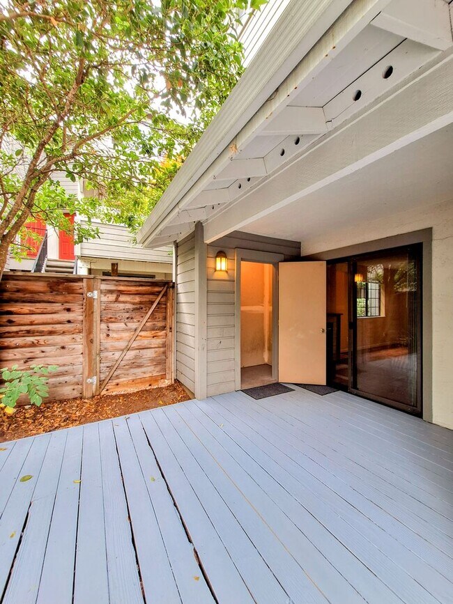 Building Photo - Refurbished Condo on 1st Floor With Laundry, Patio, Garage; Next to Pool!
