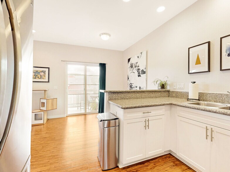 Building Photo - 955 Humbert Ave