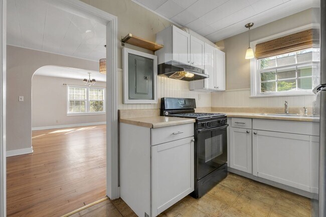 Building Photo - Charming Midtown Apartment