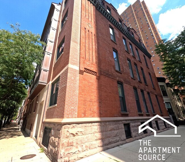 Building Photo - 851 N La Salle Dr