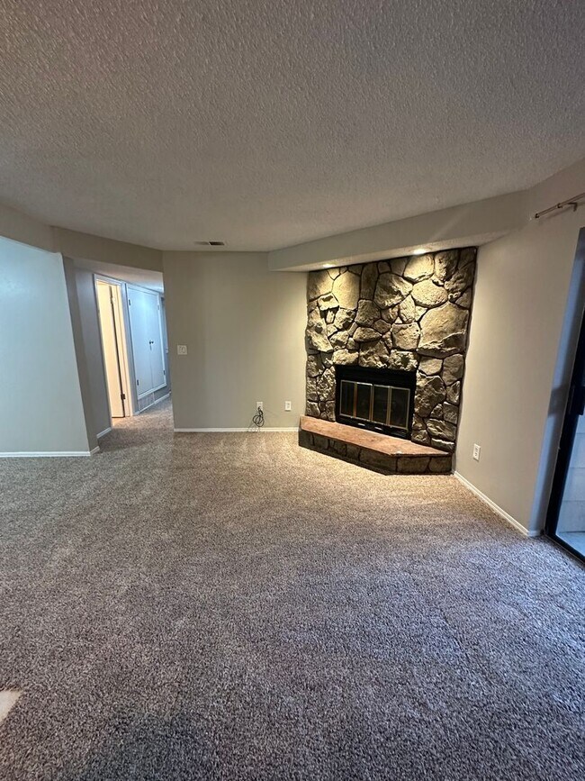 Building Photo - Spacious 2bed/2bath Apartment in unit W/D!