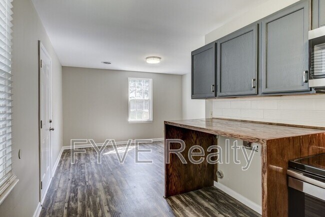 Building Photo - 705 Stockell St