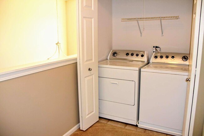 Building Photo - Beautiful Townhome for rent in Lakemoor!